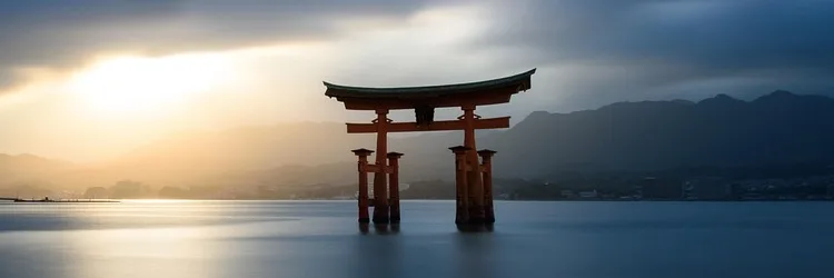 Torii poort bij zonsondergang in het water