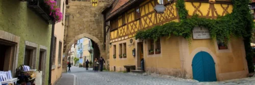 Middeleeuwse poort en huizen in pittoreske straat.